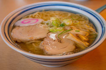 大きなチャーシューが入った塩ラーメン