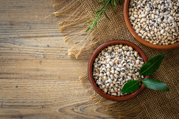 fagioli in ciotola di ceramica con rosmarino