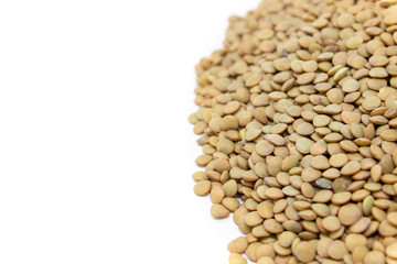 lenticchie isolate su fondo bianco