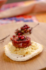 linguiça de bode com cama de beiju de tapioca