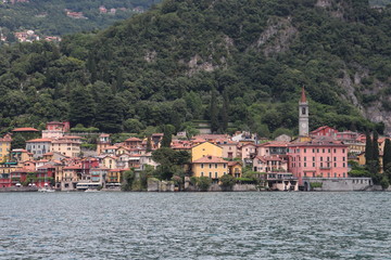 Fototapeta premium Italie - Lombardie - Varenna le long du lac de Côme