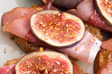 Sandwich with prosciutto, fig and olive oil