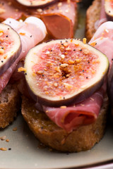 Sandwich with prosciutto, fig and olive oil