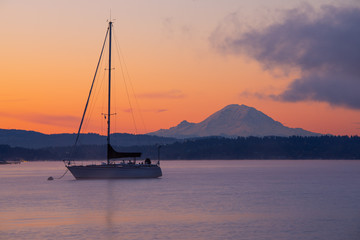 Fototapeta premium Boat and Mt Rainier at sunrise