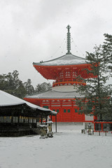 雪の高野山寺院
