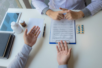 Doctor Winichai, symptoms, patient, advise, health consultation Cure illness Advising antibiotics