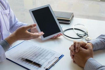 Doctor Winichai, symptoms, patient, advise, health consultation Cure illness Advising antibiotics