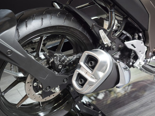 Obraz premium オートバイの後輪とマフラー