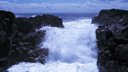 荒々しい八丈島の海　岩場に砕ける白波