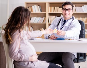 Obraz premium Pregnant woman visiting doctor for consultation