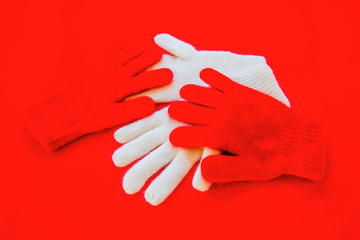 赤い布の上の白い手袋と赤い手袋