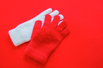 赤い布の上の白い手袋と赤い手袋