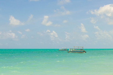 Linda imagem de barco navegando em um paraíso tropical.Beautifu