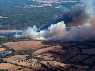 vue aérienne d'un feu pendant la sècheresse dans l'Indre en France