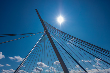 puente de hierro con destello del sol 