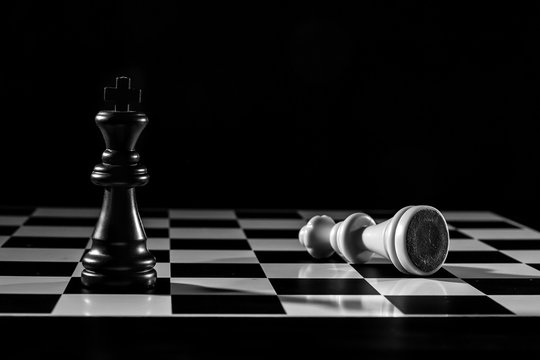 El rey y la reina sobre tablero de ajedrez en blanco y negro