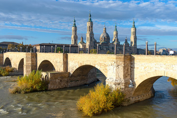 Obraz premium BASILICA DEL PILAR Y PUENTE DE PIEDRA