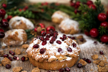 steuselkuchen mit Äpfeln gefüllt, mit puderzucker und granatapfelkernen dekoriert 