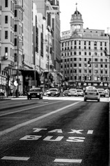 perspectiva de la calle gran via de madrid desde el carril bus 