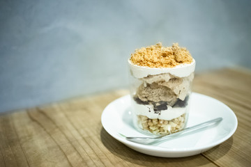 グラスに入ったコーヒーフレーバーのパフェ