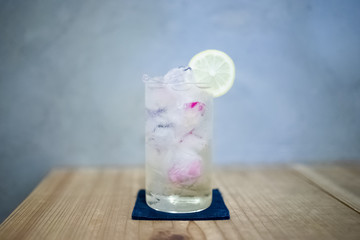 カフェで飲むエディブルフラワーのソーダ