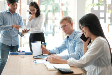 Obraz premium business people discussing on performance revenue in meeting. businessman working with businesswoman.