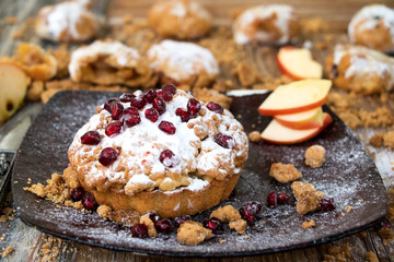 steuselkuchen mit äpfeln gefüllt, mit puderzucker und granatapfelkernen verziert, ein schönes weihnachtsgebäck
