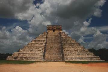 Fototapeta na wymiar The Maya ruins at Chichen Itza in in the jungle of the Yucatan in Mexico