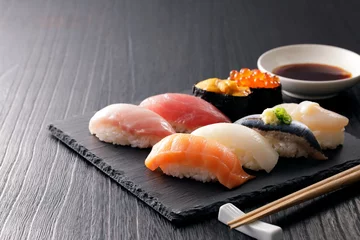 Selbstklebende Fototapeten Sushi Sushi japanisches Essen © Nishihama