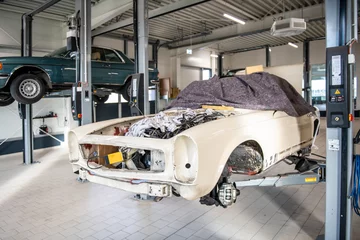 Foto auf Alu-Dibond wertvolle Oldtimer in der Werkstatt reparieren © von Lieres