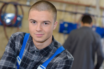 Obraz premium handsome young man working in a factory