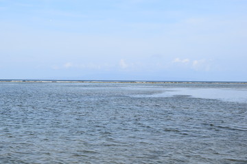 Mare colpisce la barriera corallina con le sue forti onde. a Bali in Indonesia