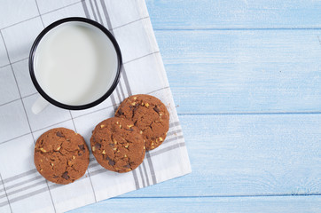 Milk and chocolate cookies
