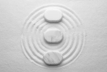 Foto op Plexiglas Stenen in het zand Witte stenen op zand met patroon, plat gelegd. Zen, meditatie, harmonie