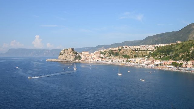 Scilla-Calabria panoramica sul mare e sul paese con barche in movimento