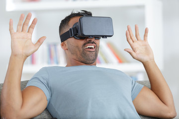 Naklejka premium man enjoying virtual reality experience
