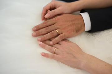 mani di sposi