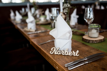 Tischdekoration mit Namensschild aus Holz