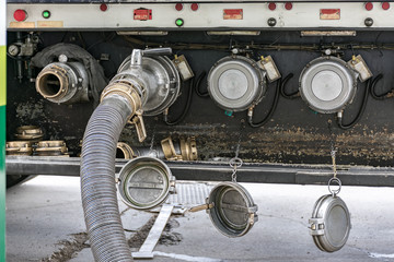 Obraz na płótnie Canvas Camion cisterna de mercancias peligrosas suministrando combustible a una estacion de servicio