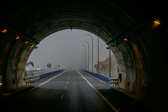 Fototapeta Wyjście z tunelu na autostradzie
