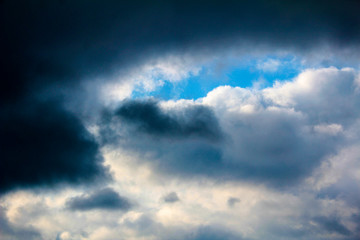 Fototapeta na wymiar Winter blue sky with clouds over the horizon.