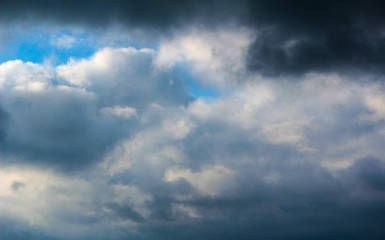 Fototapeta premium Winter blue sky with clouds over the horizon.