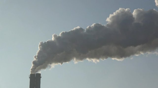 viel Rauch tritt aus dem Schornstein aus und verschmutzt die Umwelt