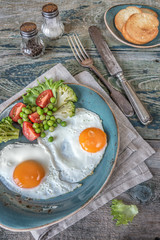 Fried eggs and vegetables