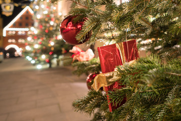 Weihnachtliche Beleuchtung in Rothenburg ob der Tauber bei Nacht, Deutschland