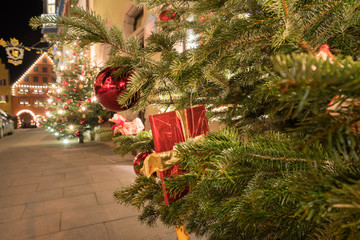 Weihnachtliche Beleuchtung in Rothenburg ob der Tauber bei Nacht, Deutschland