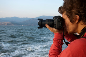 Obraz premium Looking behind the photo lens
