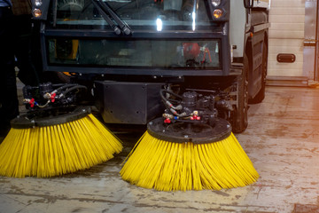 Sweeping brush for cleaning roads and streets