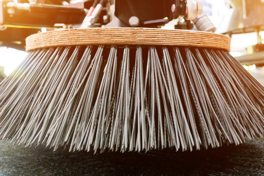 Sweeping brush for cleaning roads and streets
