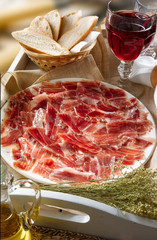 Plato de jamón ibérico y copa de vino tinto. Iberian ham plate and glass of red wine.